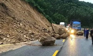 Đá lớn rơi xuống đường đèo An Khê Đá lớn rơi xuống đường đèo An Khê