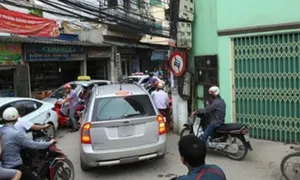 Trái đắng khi luồn lách ôtô vào đường nhỏ để né tắc đường Trái đắng khi luồn lách ôtô vào đường nhỏ để né tắc đường