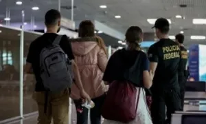 Người giữ thẻ xanh, du học sinh được khuyến cáo không rời Mỹ Người giữ thẻ xanh, du học sinh được khuyến cáo không rời Mỹ