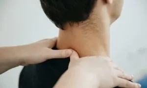 Thanh niên 26 tuổi đột quỵ sau khi massage cổ Thanh niên 26 tuổi đột quỵ sau khi massage cổ