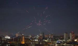 UAV Nga tập kích, gây cháy lớn tại Kiev UAV Nga tập kích, gây cháy lớn tại Kiev