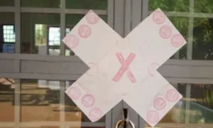 Tông xe vào cán bộ thi hành án khi bị kê biên nhà Tông xe vào cán bộ thi hành án khi bị kê biên nhà