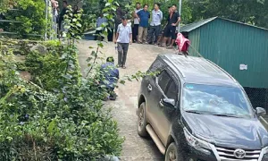 Chơi trong khuôn viên cơ sở y tế, bé 3 buổi bị ôtô tông Chơi trong khuôn viên cơ sở y tế, bé 3 buổi bị ôtô tông