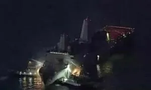 Chiến hạm Mỹ bốc cháy ngoài khơi Nhật Bản Chiến hạm Mỹ bốc cháy ngoài khơi Nhật Bản