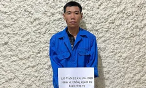 Người đàn ông say rượu đấm vào mặt CSGT Người đàn ông say rượu đấm vào mặt CSGT
