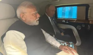 Thủ tướng Ấn Độ nắm tay, ngồi chung xe với ông Putin