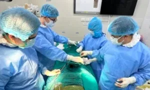 Vòng một 'hóa đá' sau 16 năm làm đẹp bằng silicon lỏng