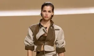 BST Hermès Xuân Hè 2026 với hình tượng nữ kỵ sĩ trên cát BST Hermès Xuân Hè 2026 với hình tượng nữ kỵ sĩ trên cát