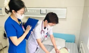 Bác sĩ tạo hình hậu môn cho bé sơ sinh