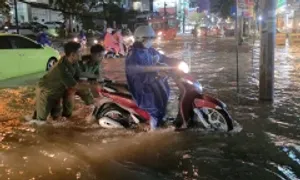 Triều cường vượt mốc lịch sử, đường phố Cần Thơ ngập sâu Triều cường vượt mốc lịch sử, đường phố Cần Thơ ngập sâu